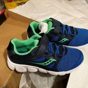 Saucony Kotaro 4 Kids Size 2W in navy and green